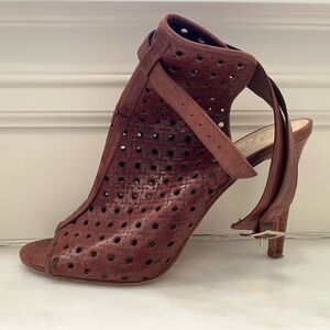 Vince Camuto Basket weave Gladiator Stilletos Chestnut Brown Stacked Heel Sz 9